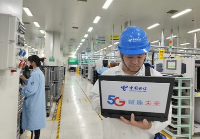 電信技術人員優化聯電工廠5G信號，助力工業智能化升級